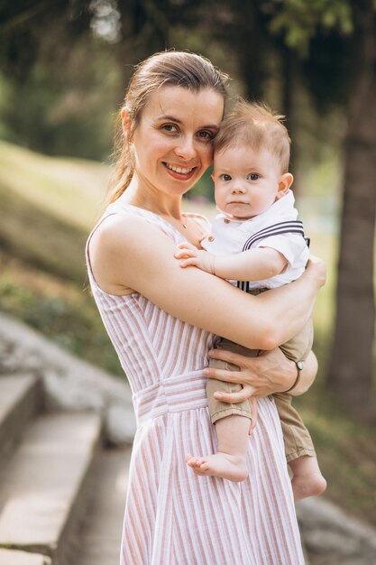 Mãe com filho pequeno da criança no parque