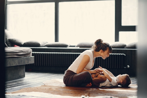 Mãe com filho pequeno fazendo yoga em casa