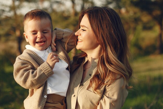 Mãe com filho pequeno jogando em um campo de verão