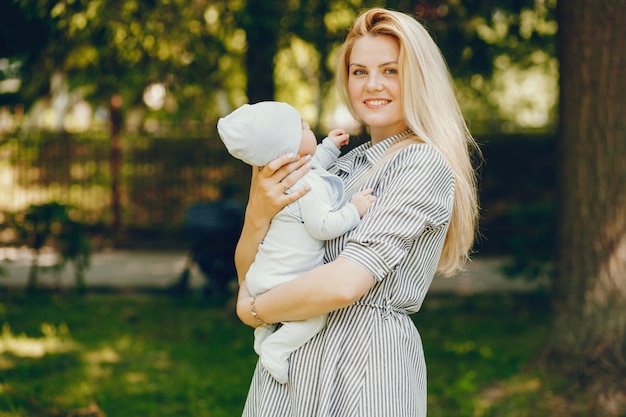 mãe com filho pequeno