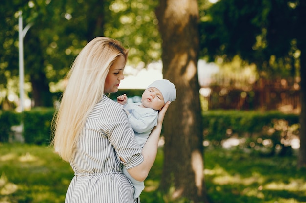 Mãe com filho pequeno