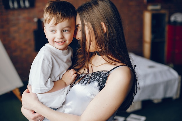 Foto grátis mãe com filho pequeno