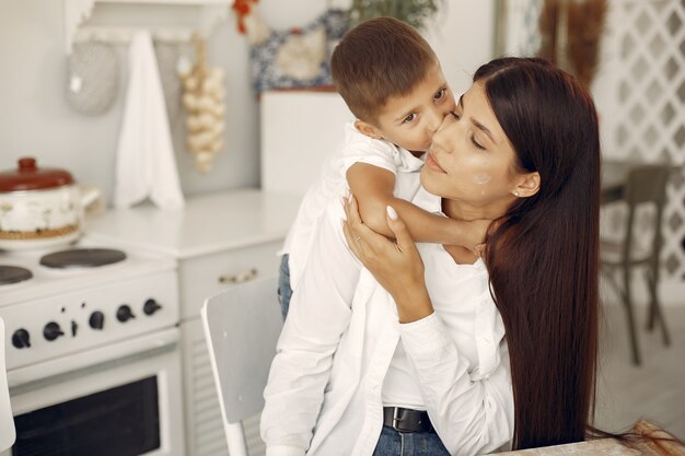 Mãe com filho se divertindo em casa
