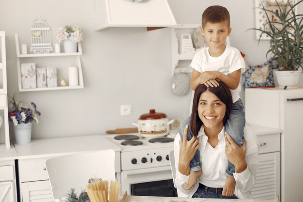 Mãe com filho se divertindo em casa