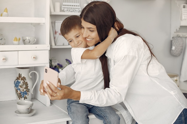 Mãe com filho se divertindo em casa