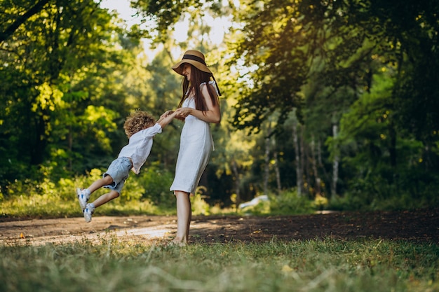 Mãe com filho se divertindo no parque