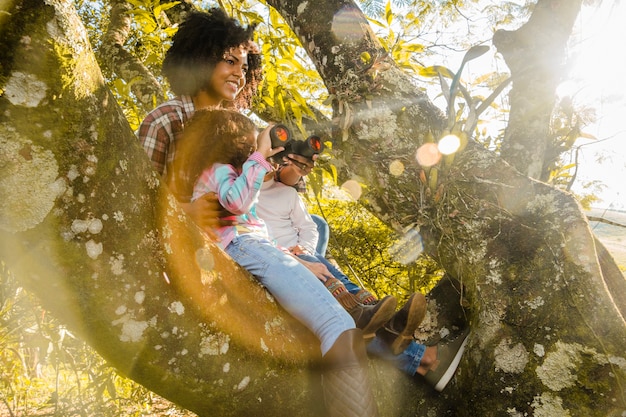 Foto grátis mãe com filhos em uma árvore