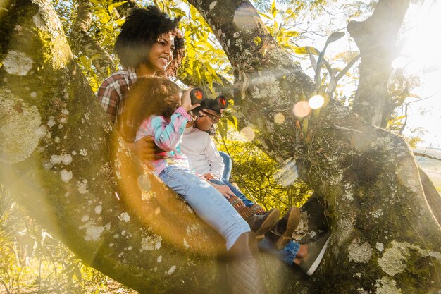 Mãe com filhos em uma árvore