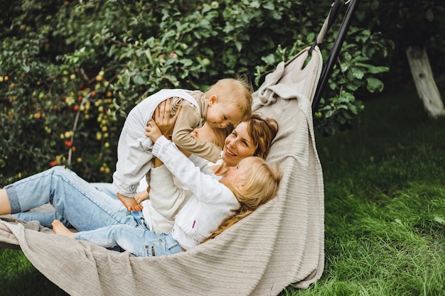 Mãe com filhos se divertindo em uma rede. mãe e filhos em uma rede.