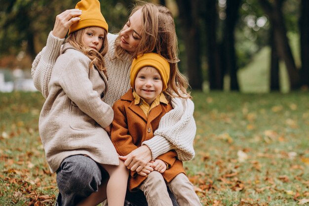 Mãe com filhos se divertindo no parque