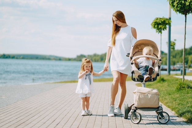 Mãe com filhos