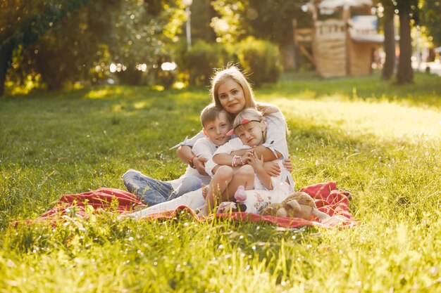 mãe com filhos