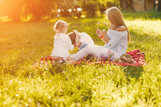 Mãe com filhos