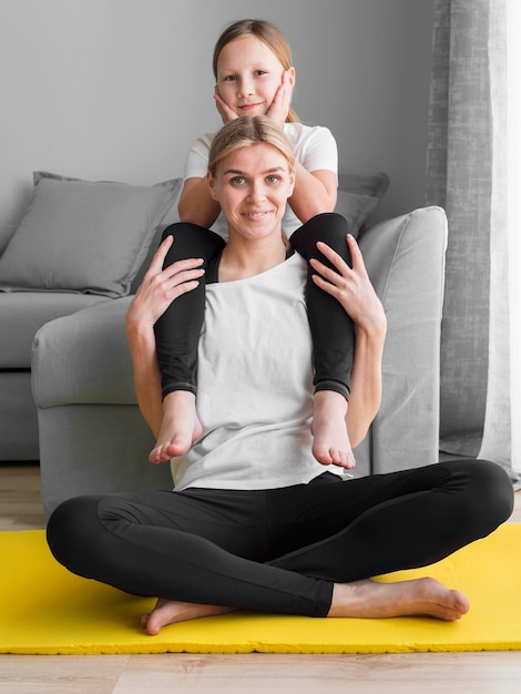 Mãe com menina nos ombros