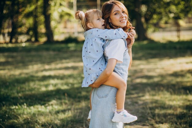 Mãe com menina se divertindo no parque