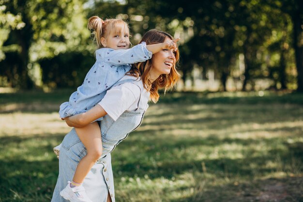 Mãe com menina se divertindo no parque