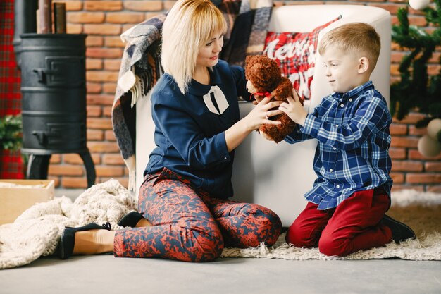 mãe com o filho no espírito do feriado