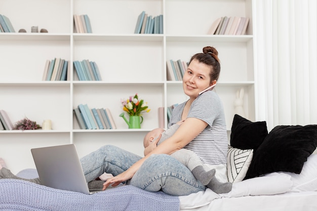 Mãe com seu filho em casa