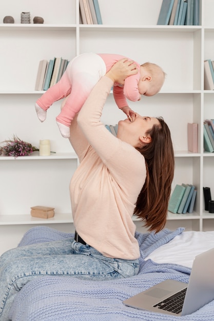 Foto grátis mãe com seu filho em casa