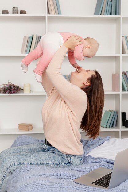 Mãe com seu filho em casa