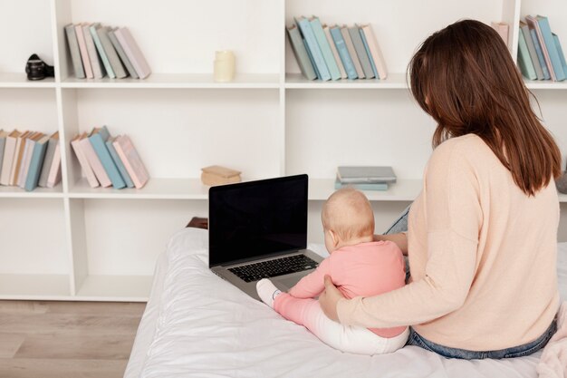 Mãe com seu filho em casa