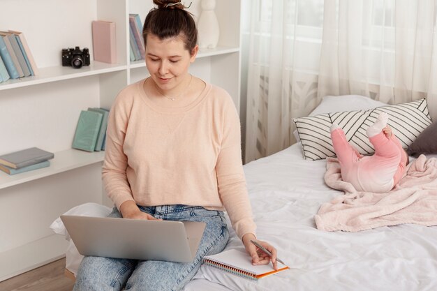 Mãe com seu filho em casa