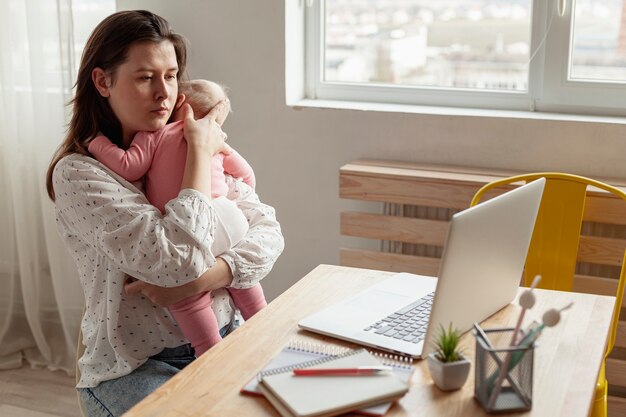Mãe com seu filho em casa