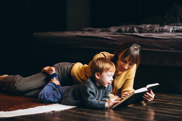 Mãe com seu filho jogando livro de leitura