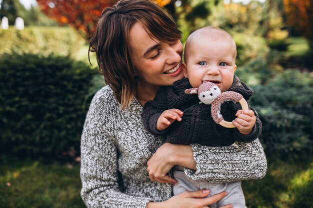 Mãe com seu filho pequeno fazendo piquenique em um quintal