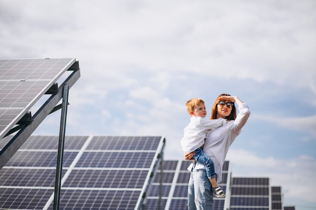 Mãe com seu filho por painéis solares