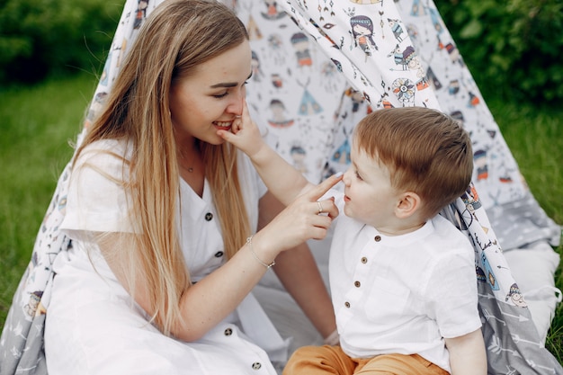 Mãe com sonplaying em um campo de verão