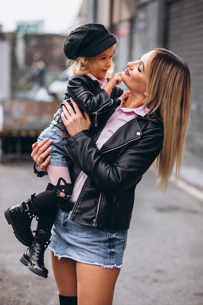 Mãe com sua filha bebê fora da rua