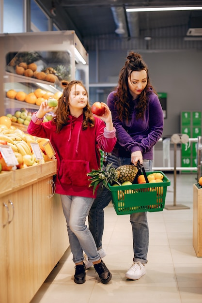 Mãe, com, um, filha, em, um, supermercado