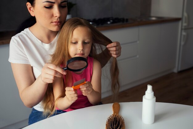 Mãe cuidando de criança com piolhos