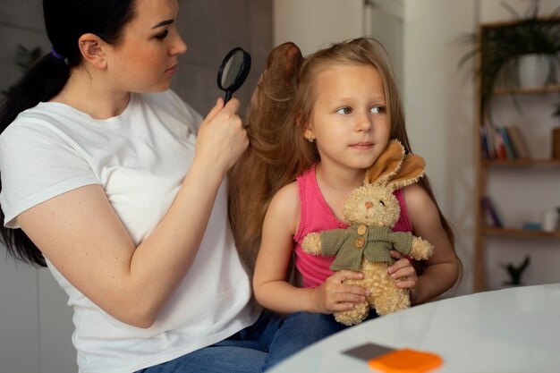 Mãe cuidando de criança com piolhos