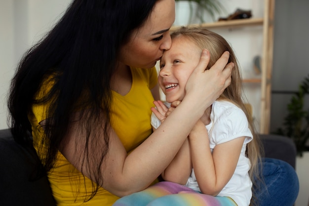 Mãe cuidando de criança com piolhos