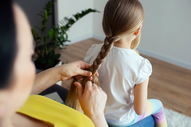 Mãe cuidando de criança com piolhos