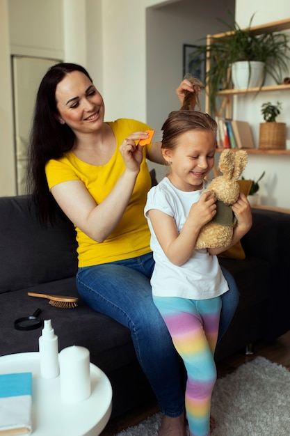 Foto grátis mãe cuidando de criança com piolhos