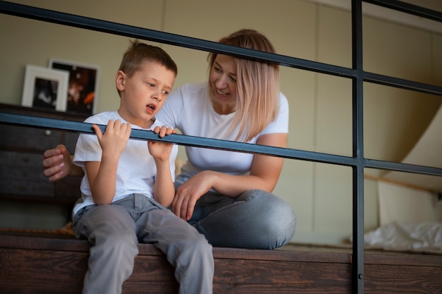 Mãe cuidando de seu filho autista em casa