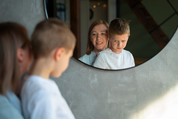 Mãe cuidando de seu filho autista em casa