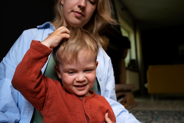 Mãe cuidando de seu filho com piolhos