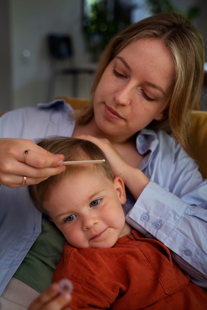 Mãe cuidando de seu filho com piolhos