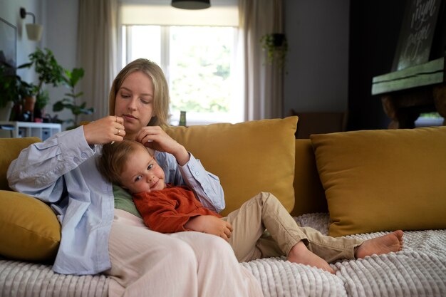 Mãe cuidando de seu filho com piolhos