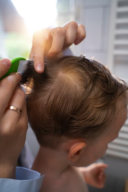 Mãe cuidando de seu filho com piolhos