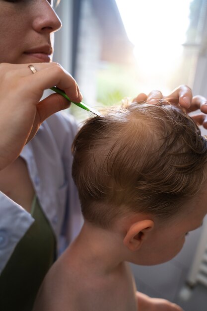 Mãe cuidando de seu filho com piolhos