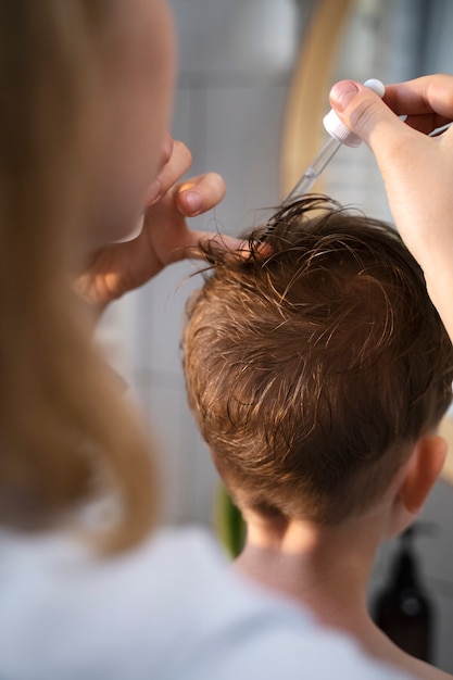 Foto grátis mãe cuidando de seu filho com piolhos