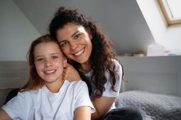 Foto grátis mãe cuidando do cabelo da filha