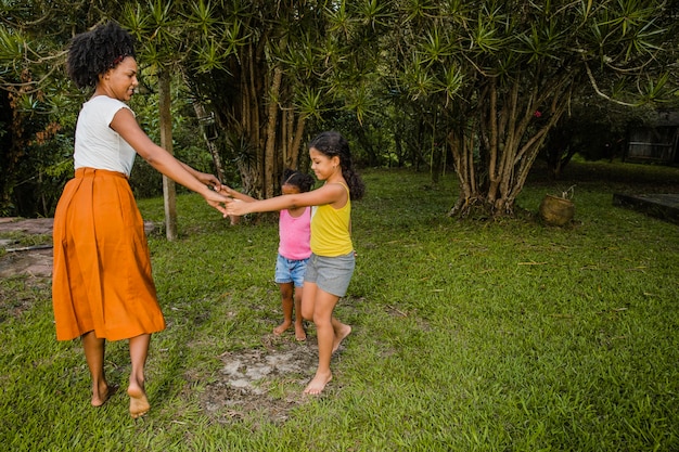 Mãe dançando com filhas