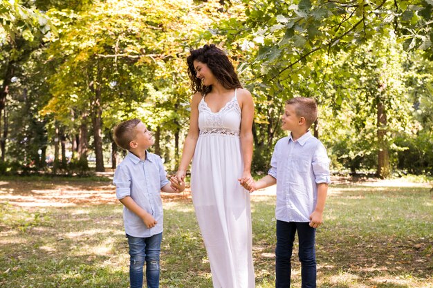 Mãe dando um passeio no parque com seus filhos