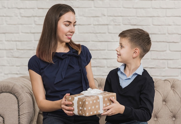 Mãe dando um presente para o filho